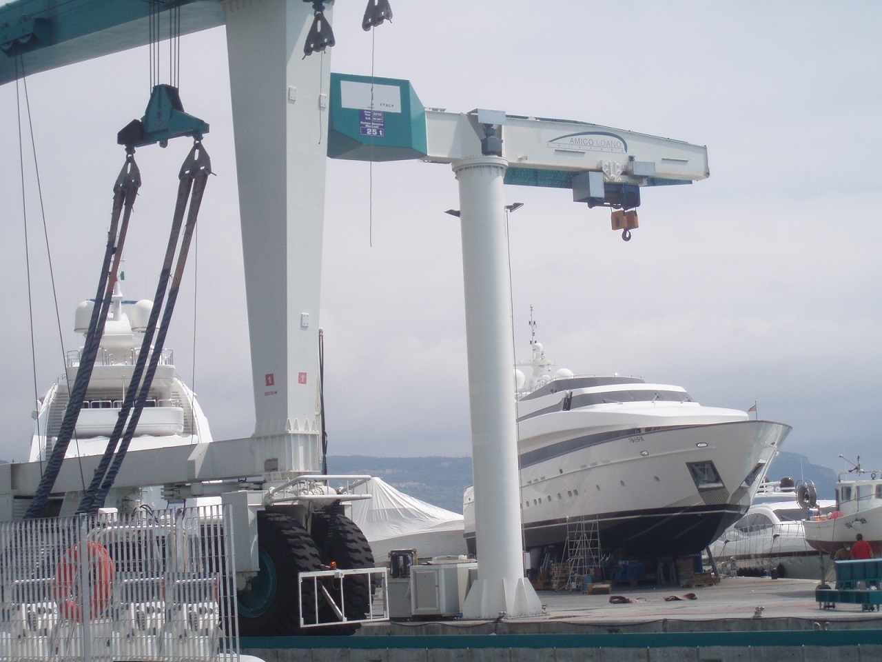 Jib crane for storage boats